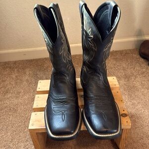 Men’s Ariat boots, size 10 D black saddle style